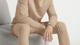 hessnatur Herren Pflanzengefärbte Sweathose aus Bio-Baumwolle mit Kapok - beige - Größe 50